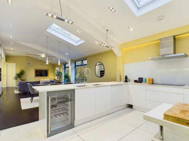 Spacious and Modern Apartment near Belsize Park gallery image 2