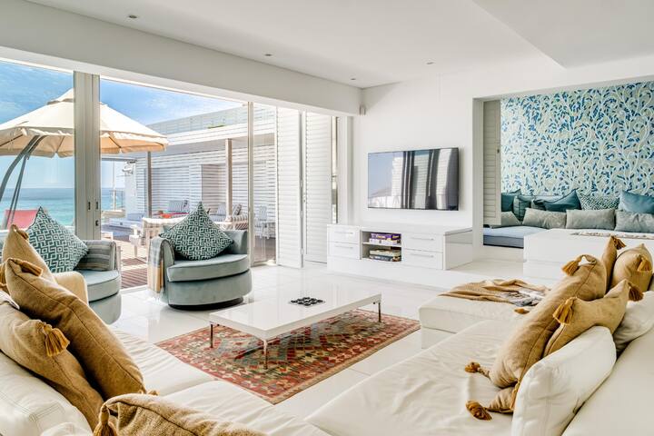 Villa Bleu Blanc in Camps Bay with Pool and Views gallery image 2