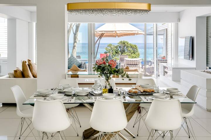 Villa Bleu Blanc in Camps Bay with Pool and Views gallery image 4