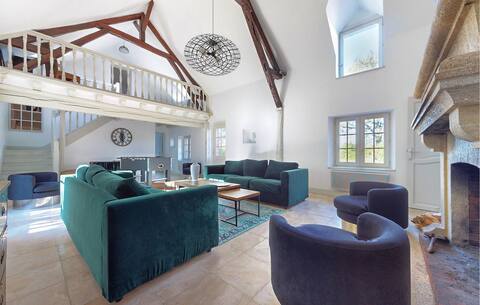 Stunning home in Coullons with WiFi