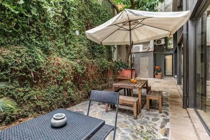 15 guests Private garden Duplex next to LasRamblas gallery image 3