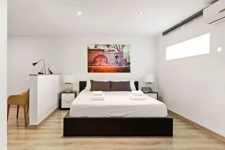 15 guests Private garden Duplex next to LasRamblas gallery image 5