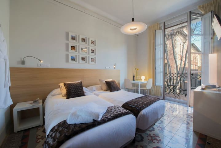 Paseo de Gracia Catalan 4BD with private Terrace gallery image 3