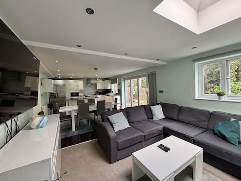 Ascot Spacious 5-Bedroom House