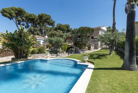 Traditional Elegance 1km to beach