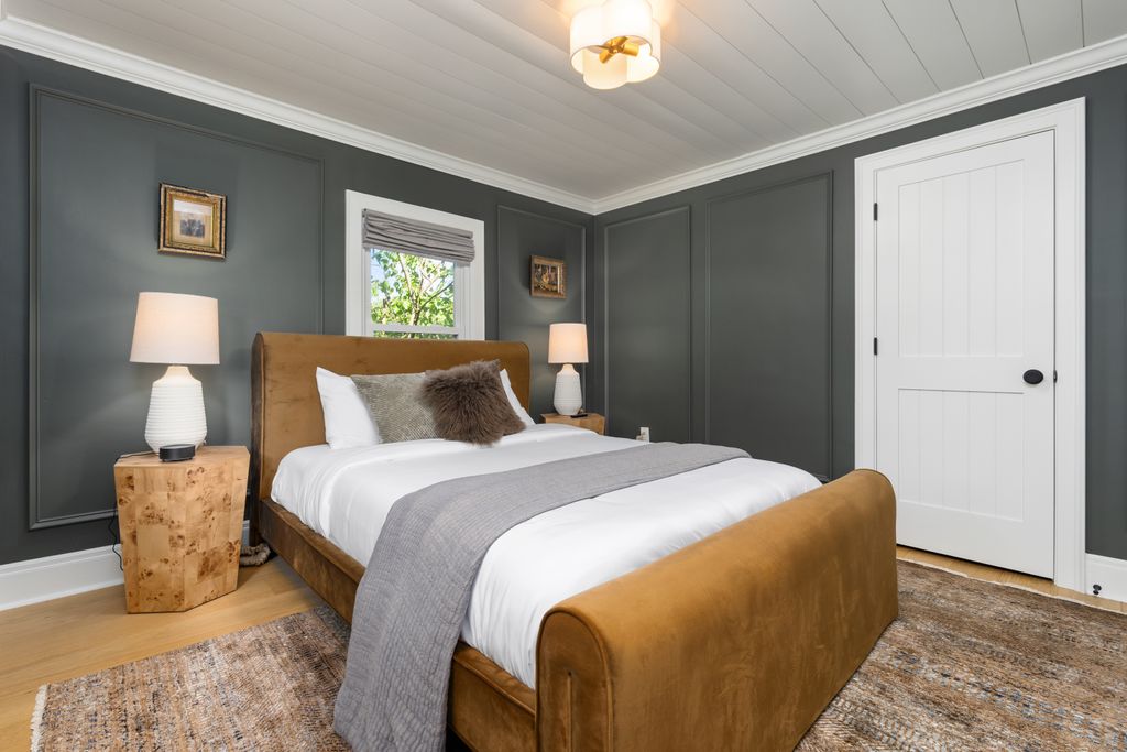 クイーンベッドでくつろぎ、お気に入りの番組でリラックスしましょう。ここはあなたのリラックススペースです。