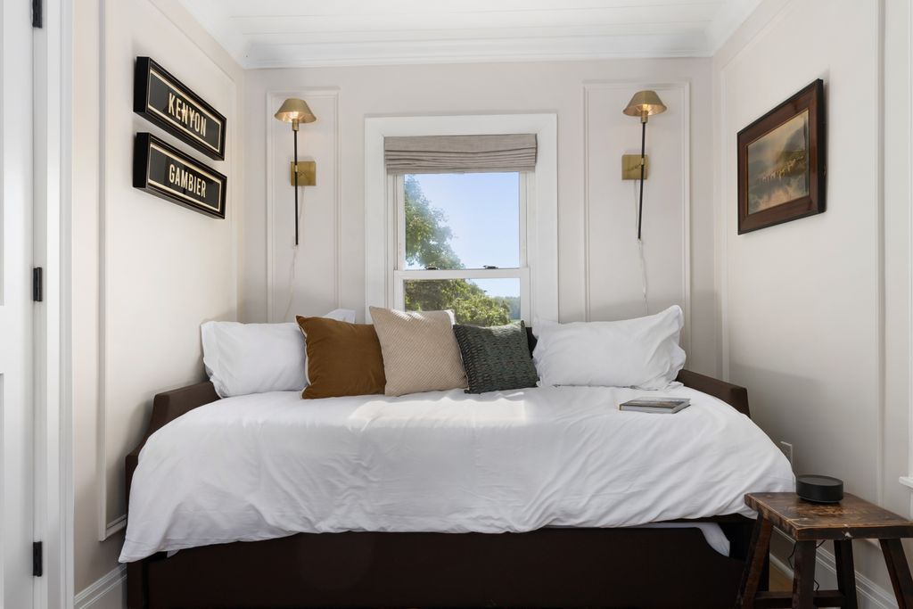 必要なものはすべて揃っています。必要のないものは何もありません。安眠のための平和なシングルベッド。