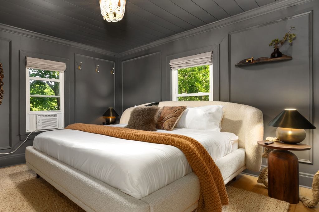 清潔なリネン類、ふわふわの枕、深い眠りのためのマットレスが備わったクイーンベッド。