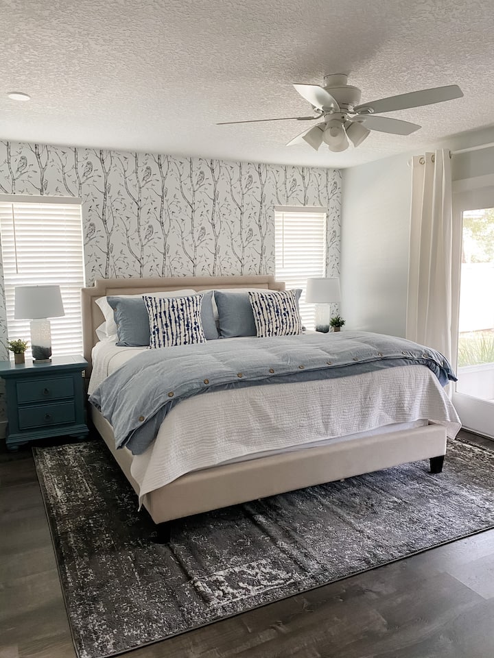 Camera da letto principale con letto matrimoniale grande, bagno in camera e stile tranquillo