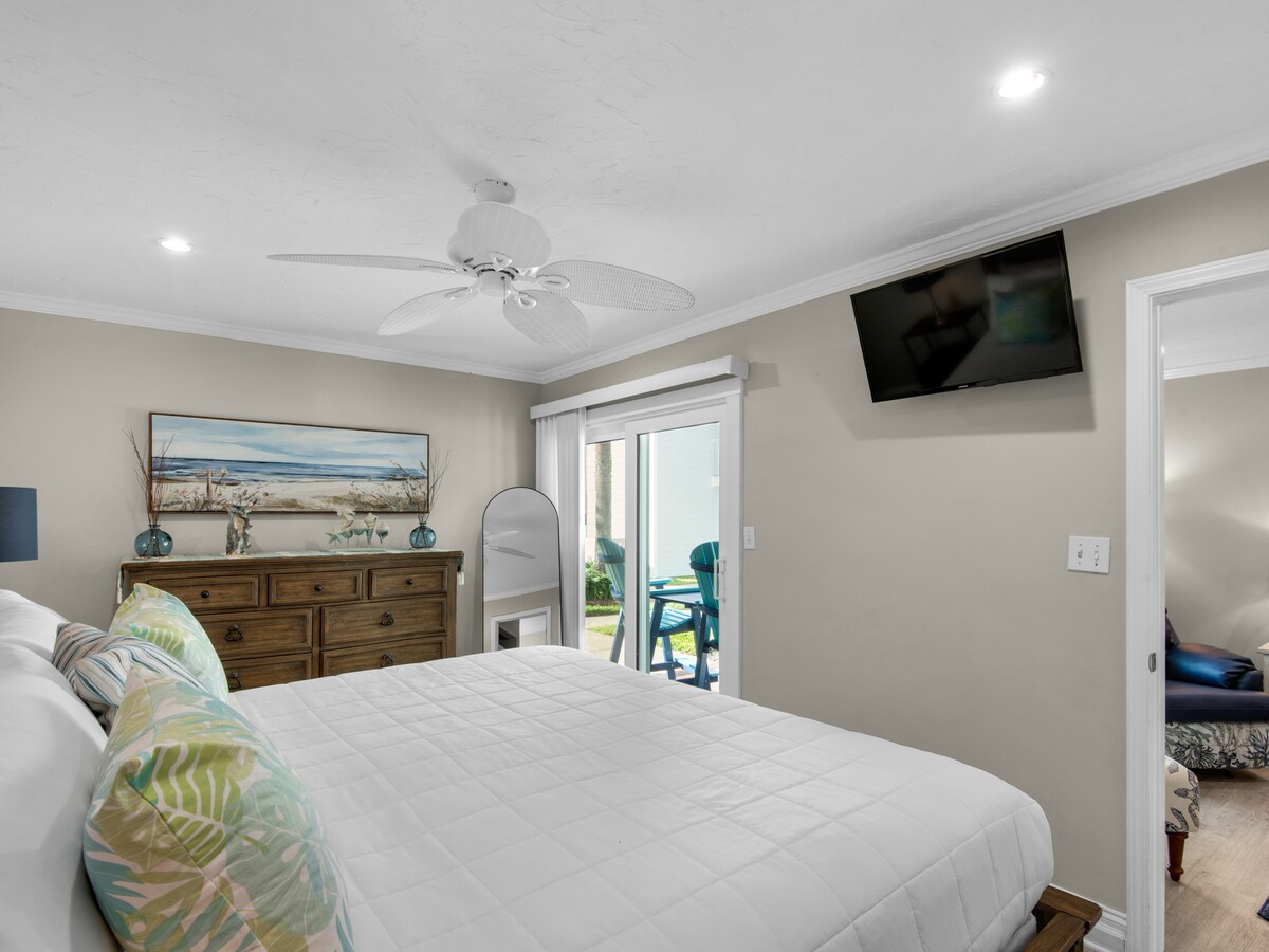 ห้องนอนหลักพร้อมทางเข้าลานบ้าน