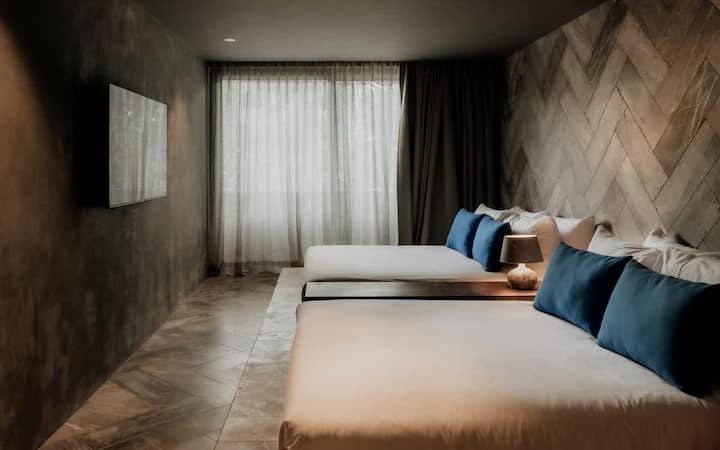 Dormitorio doble tamaño queen con baño completo y televisor inteligente.
