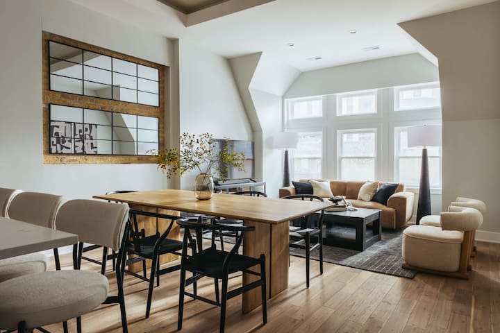 Luxury Designer Penthouse|Private Deck|Gold Coast