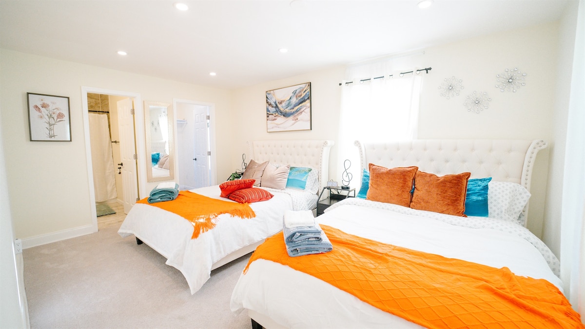 2 camas tamaño queen y un televisor de 55 pulgadas con capacidad para 4 personas