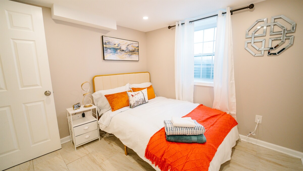 1 cama queen con capacidad para 2 personas.