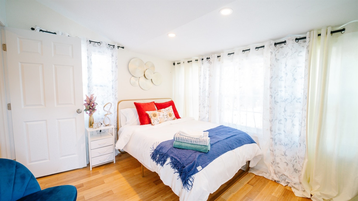 1 cama queen con capacidad para 2 personas.