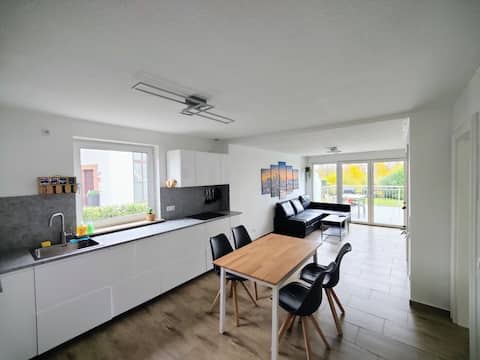 2 bedroom apartment with kitchen and garden