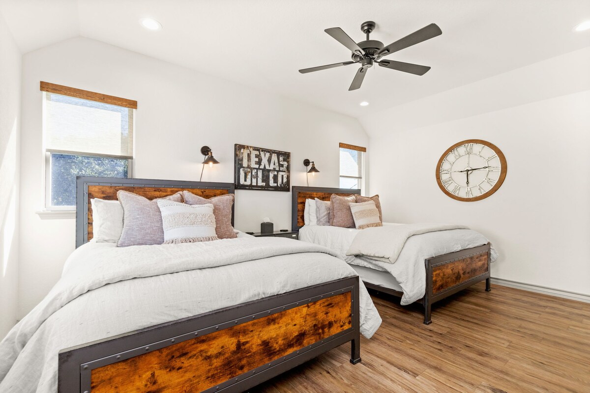 Dve menšie manželské postele.