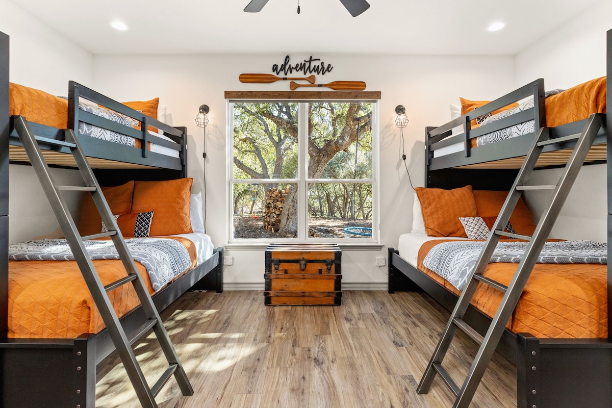 Poschodová izba navrhnutá pre pohodlie a pohodlie.