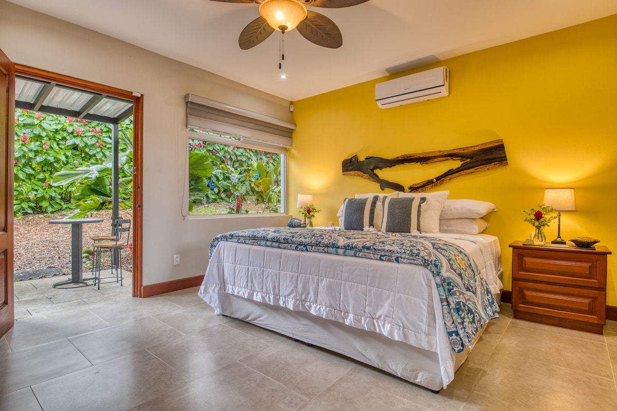 يتميز الجناح الرئيسي بسرير بحجم كينج مع فناء جميل للاستمتاع بقهوتك الصباحية بمفردك مع "هارولد" القرد الوحيد الذي يقيم في العقار.