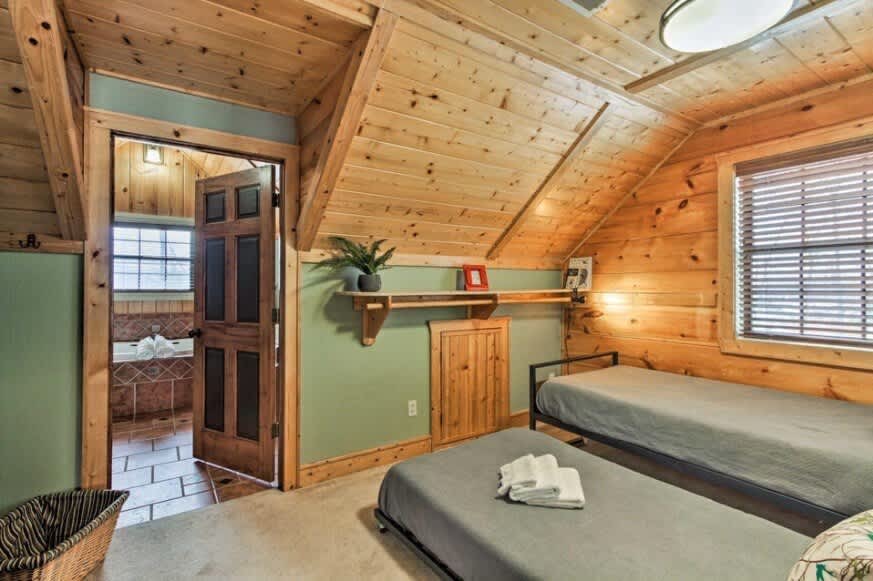 هل تتساءل إلى أين أدى باب الهوبيت ؟ انتقل عبر غرفة النوم المتدحرجة إلى الحمام الخاص.