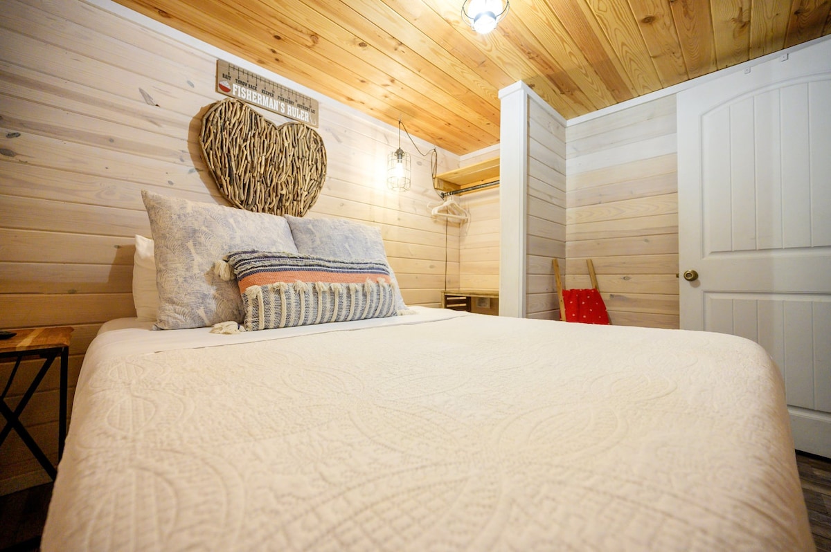Beavers Box: Hot Tub, Fire Pit & Cozy Charm - Tiny houses for Rent