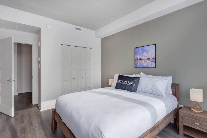 Rudi kwenye chumba cha kulala tulivu chenye kitanda cha kifahari na mandhari ya anga ya kupendeza, ukihakikisha usingizi wa usiku wenye utulivu.