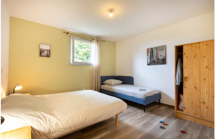 Трокреветна соба со простор за складирање