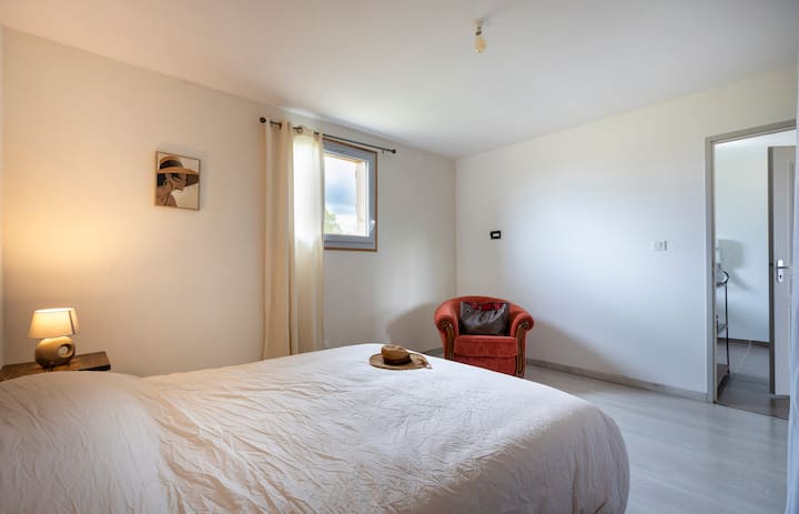 Двокреветна соба со пристап за лица со ограничена подвижност, со простор за складирање и сопствена бања 