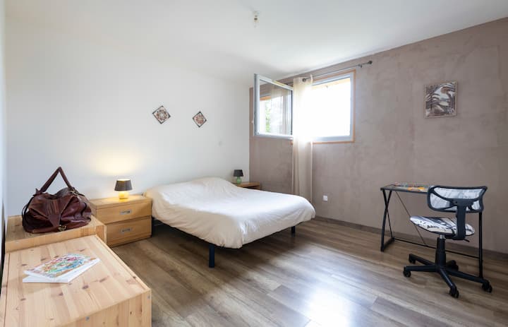 Двокреветна соба, со биро погодно за работа на далечина.