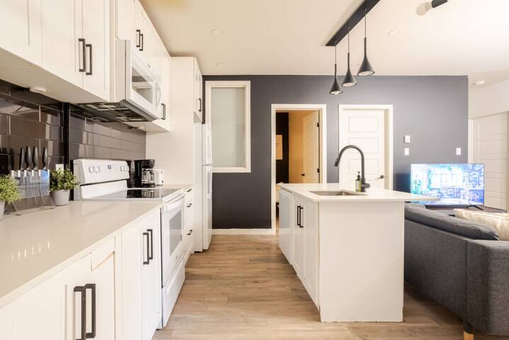 The Urban Haven: 4BR in Plateau MTL gallery image 2