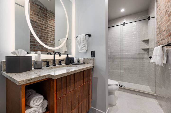 3BR Ultimate Group Retreat 2 Blocks to Bourbon St gallery image 3