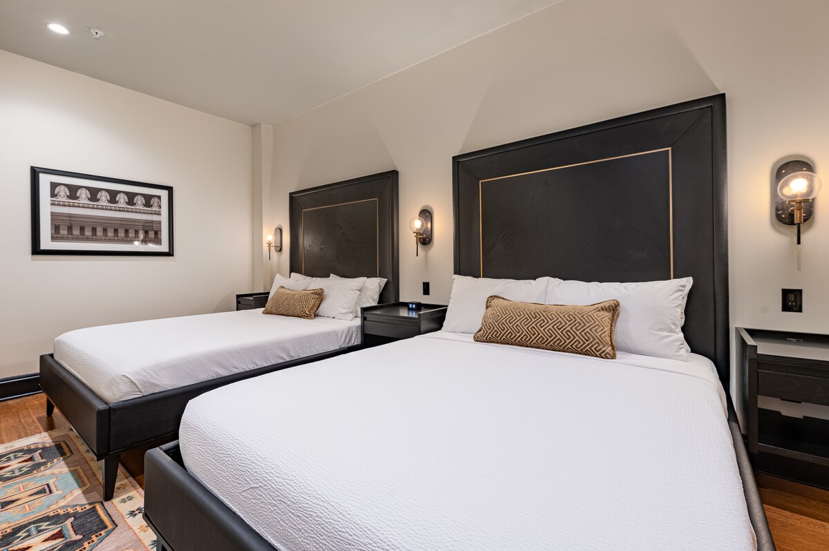 Dormitorio 3 - Camas tamaño queen dobles con armario empotrado, TV de pantalla plana y baño privado.