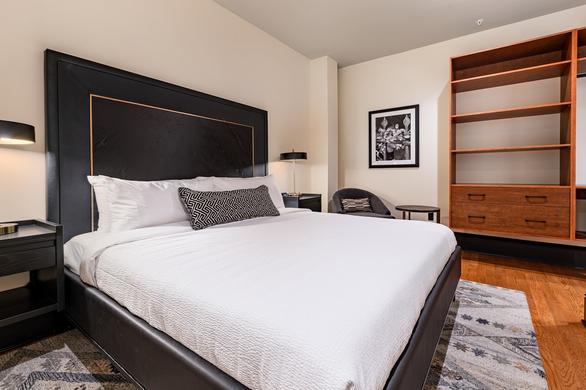 Dormitorio 2 - Cama tamaño king con armario empotrado, TV de pantalla plana, asientos adicionales y baño privado.