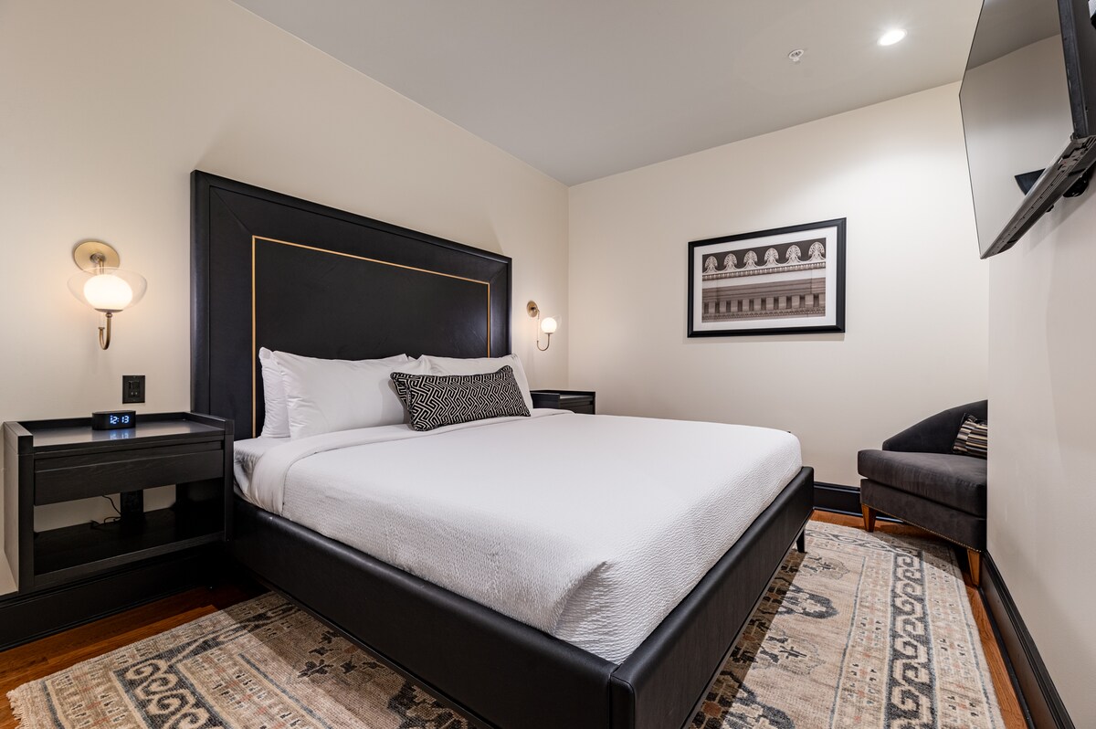 Dormitorio 4 - Cama tamaño king con armario empotrado, TV de pantalla plana y baño privado.