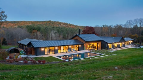 4BR/5BA: Mountain Views, Pool, Sauna, Fire Pit