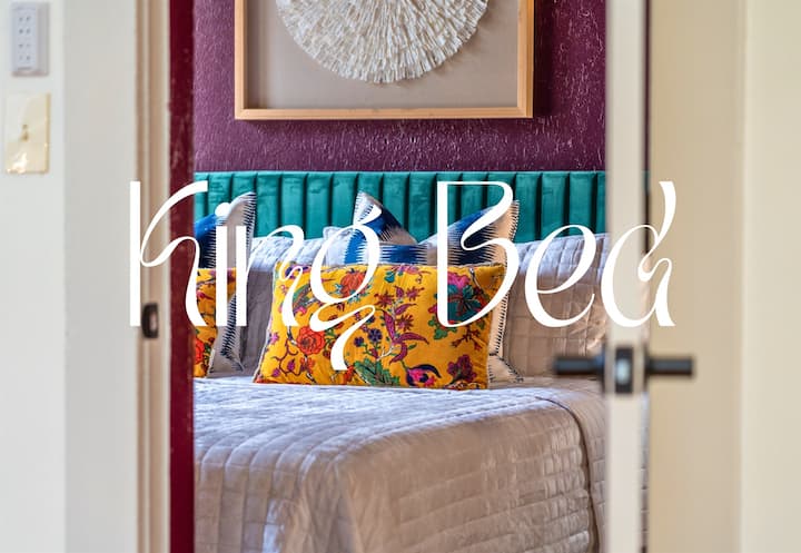 Spavaća soba ima odvažnu i živopisnu paletu boja u kombinaciji s udobnom posteljinom za ugodan odmor.