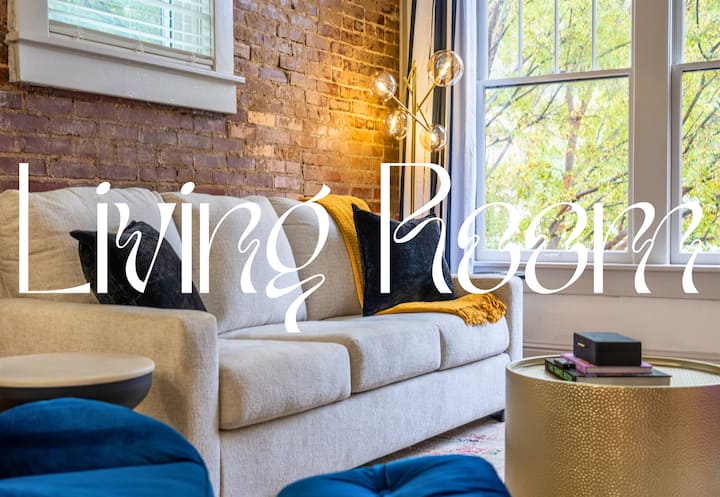 Dnevni boravak spaja šareni namještaj, udobnu rasvjetu i pažljivo osmišljene dekoracije za udoban prostor za opuštanje.