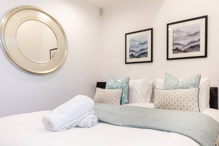 Kensington Apartments – Luxury Two Bed Rooms Apar gallery image 2