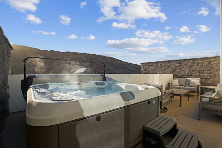 Brand New! Desert Cliff – Sleeps 20 Guests! - Washington, UT