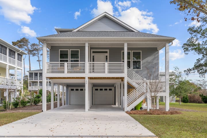Dog Friendly & Stunning 3 Bedroom/2 Bath Beach - Oak Island, NC
