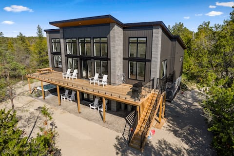 Largest Luxury Beachfront & Hot Tub in Tobermory!