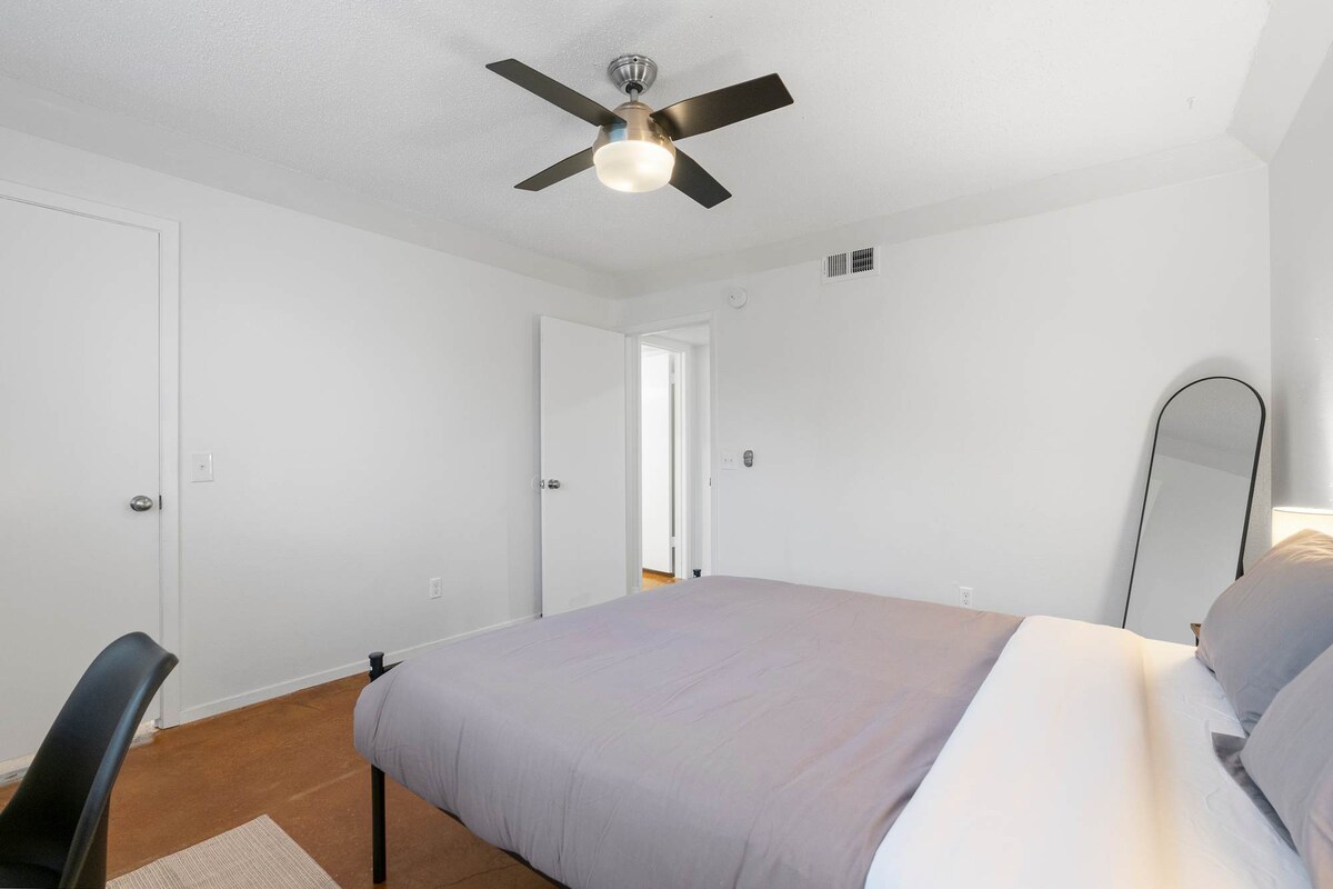 SOCO Downtown 1BDR | Perfect Location| Free Pkg