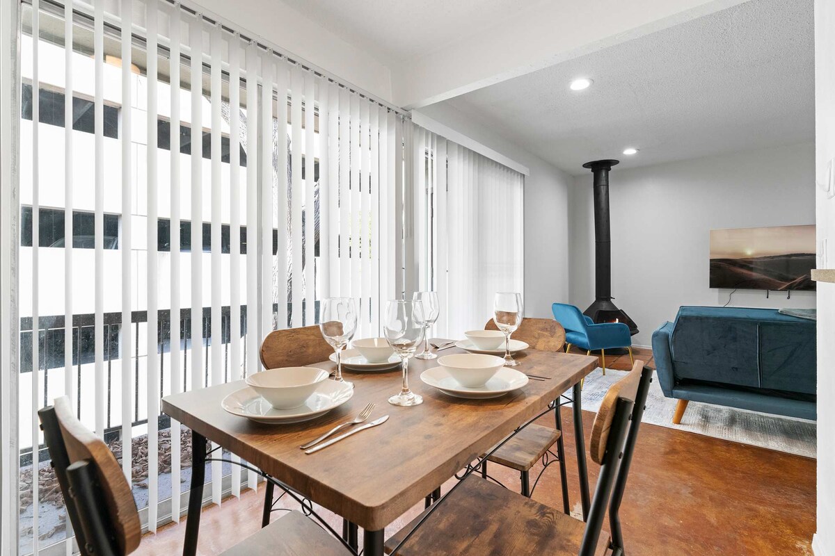 SOCO Downtown 1BDR | Perfect Location| Free Pkg