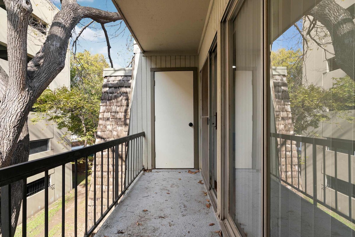SOCO Downtown 1BDR | Perfect Location| Free Pkg