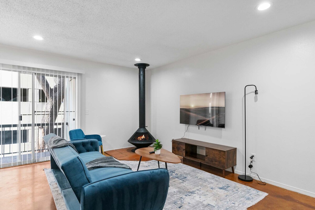 SOCO Downtown 1BDR | Perfect Location| Free Pkg