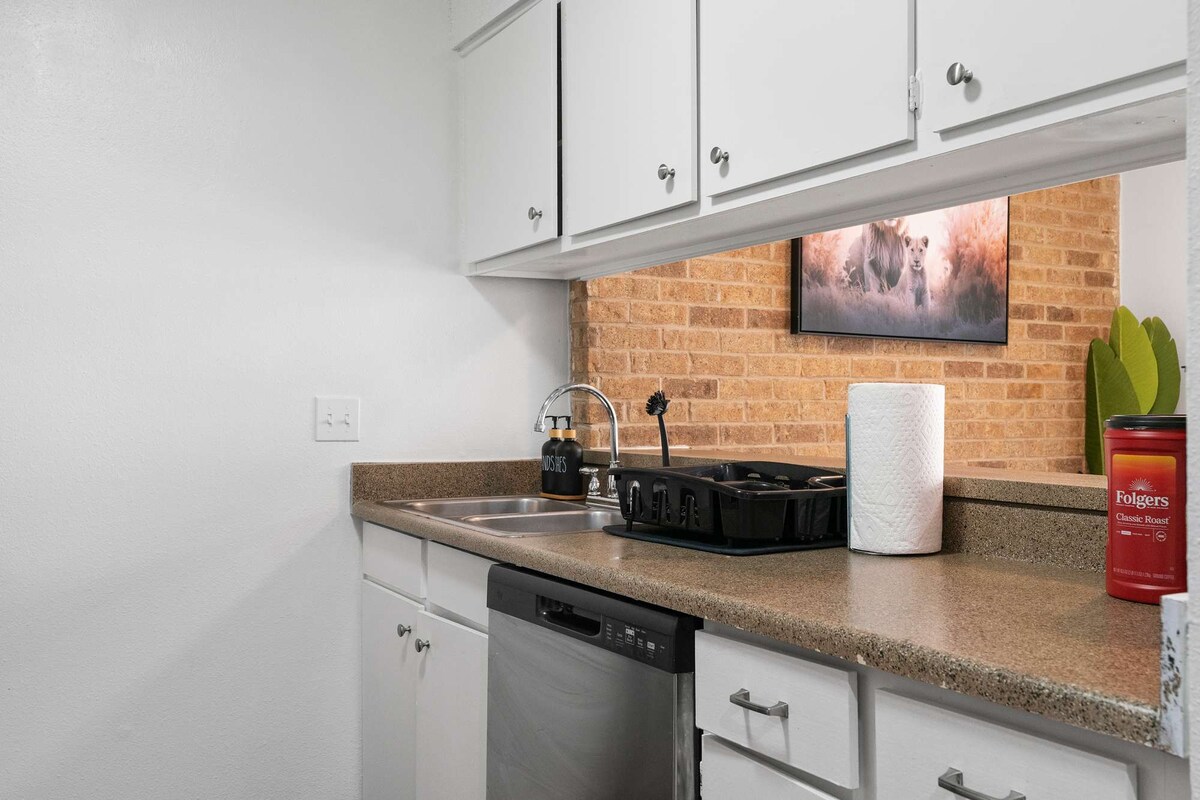 SOCO Downtown 1BDR | Perfect Location| Free Pkg