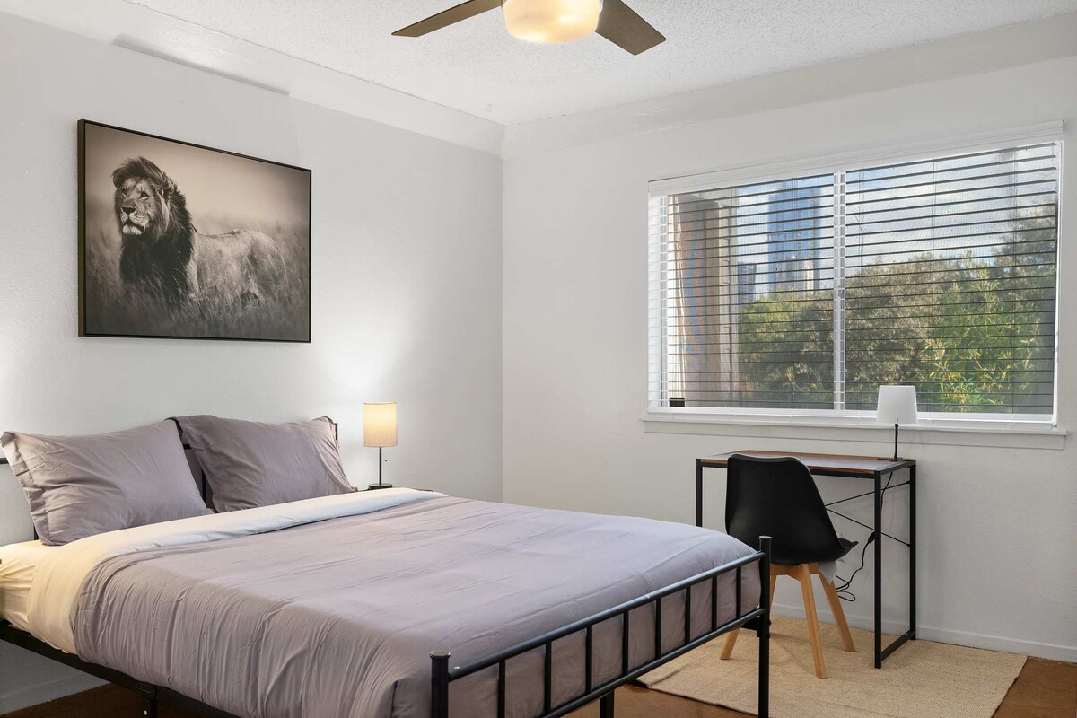 SOCO Downtown 1BDR | Perfect Location| Free Pkg