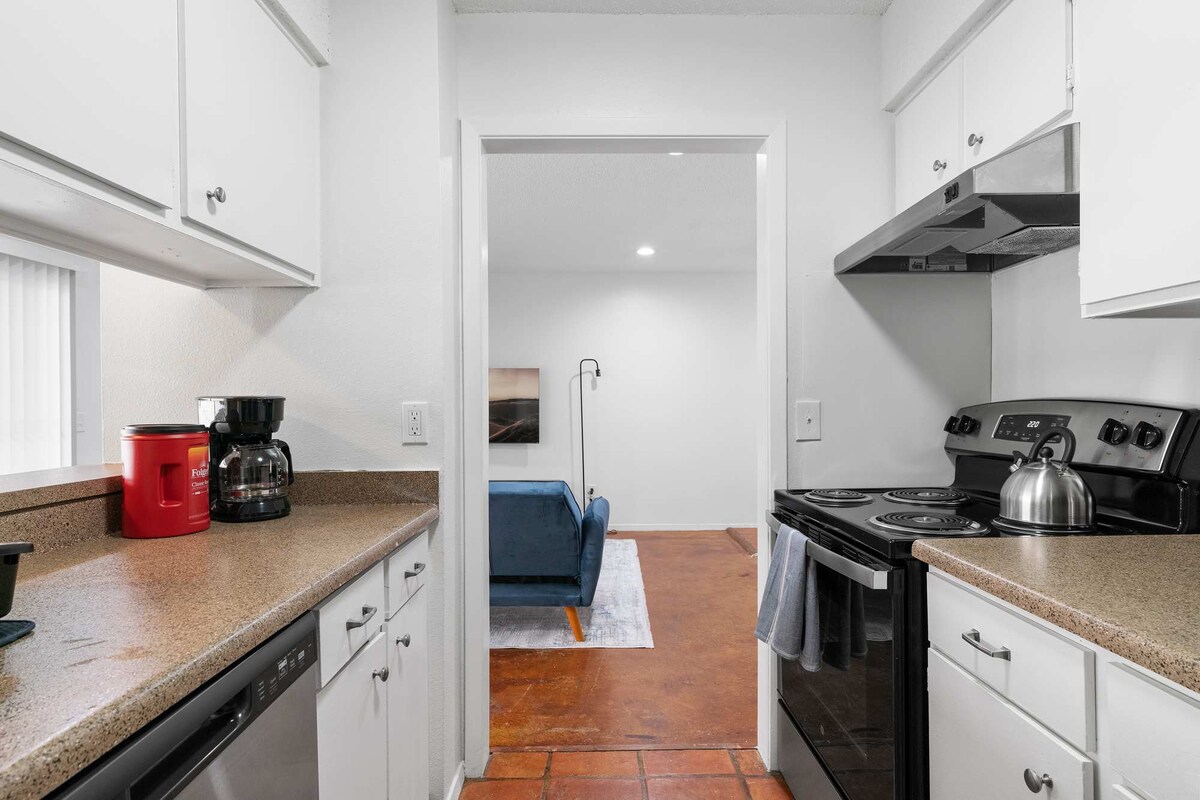 SOCO Downtown 1BDR | Perfect Location| Free Pkg