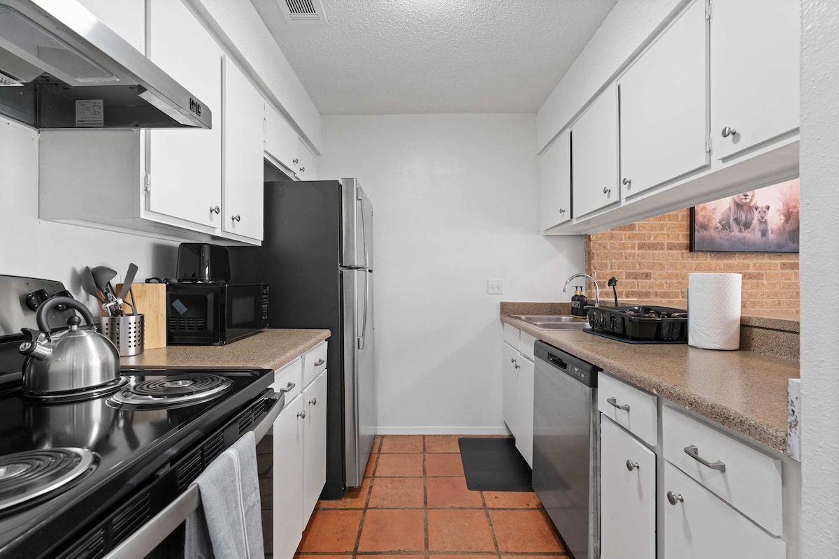 SOCO Downtown 1BDR | Perfect Location| Free Pkg