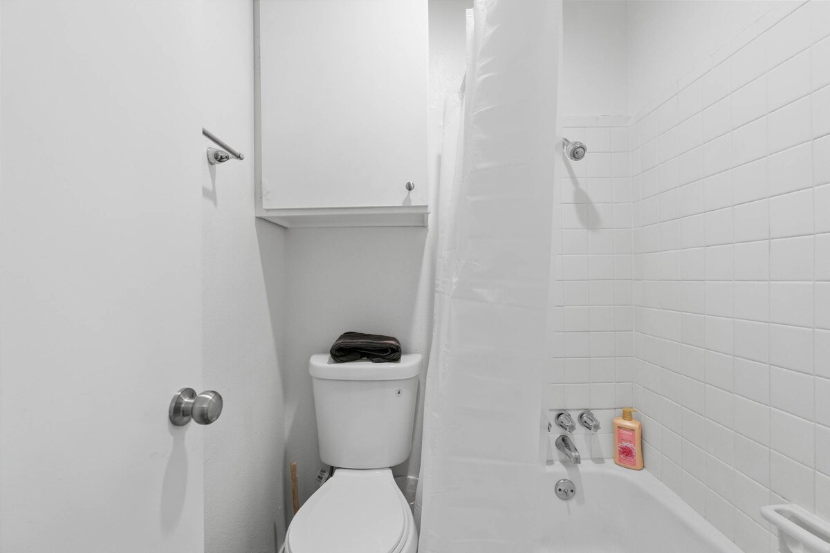 SOCO Downtown 1BDR | Perfect Location| Free Pkg